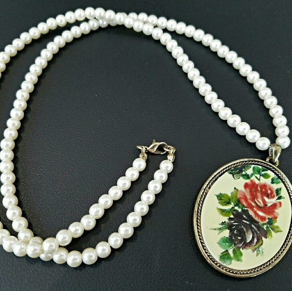 Forever 21 Jewelry - Forever 21 necklace with floral pendant